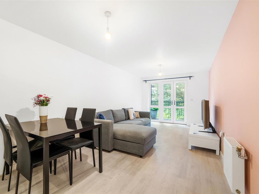 2 bed flat for sale in Worcester Close, Anerley SE20, £400,000