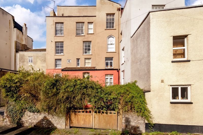 2 bed maisonette for sale in Belgrave Hill, Bristol BS8, £425,000