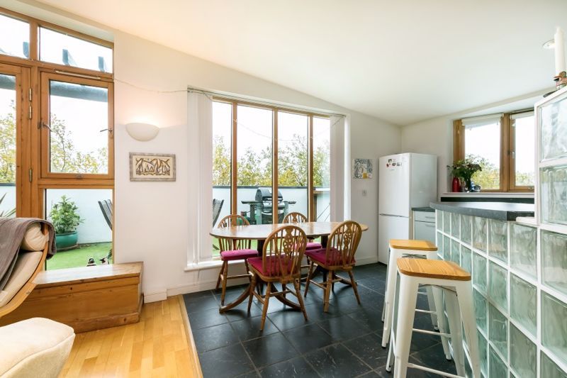 2 bed flat for sale in Hotwell Road, Bristol BS8, £475,000