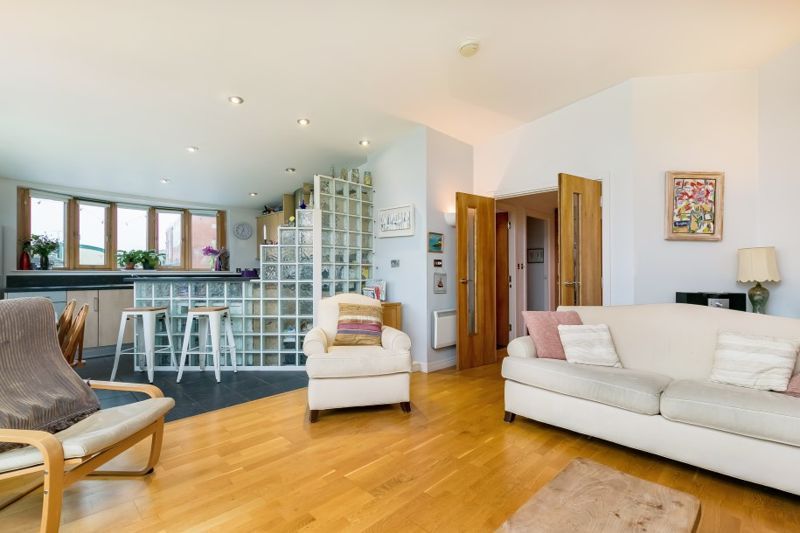 2 bed flat for sale in Hotwell Road, Bristol BS8, £475,000