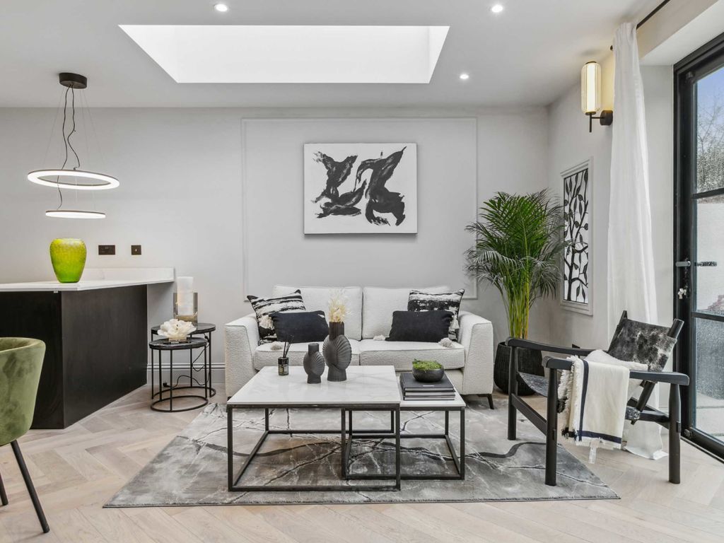 3 bed flat for sale in Grafton Road, London W3, £850,000