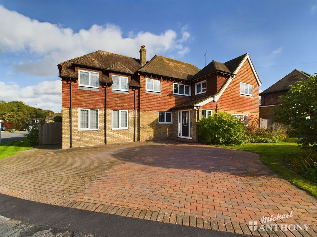 5 bed detached house for sale in Meadoway, Hartwell, Aylesbury HP17, £875,000