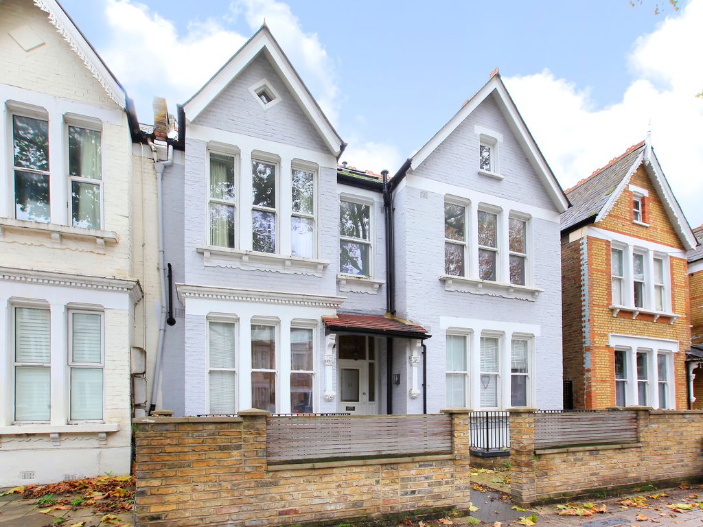 1 bed flat for sale in Cavendish Road, Clapham South, London SW12, £475,000