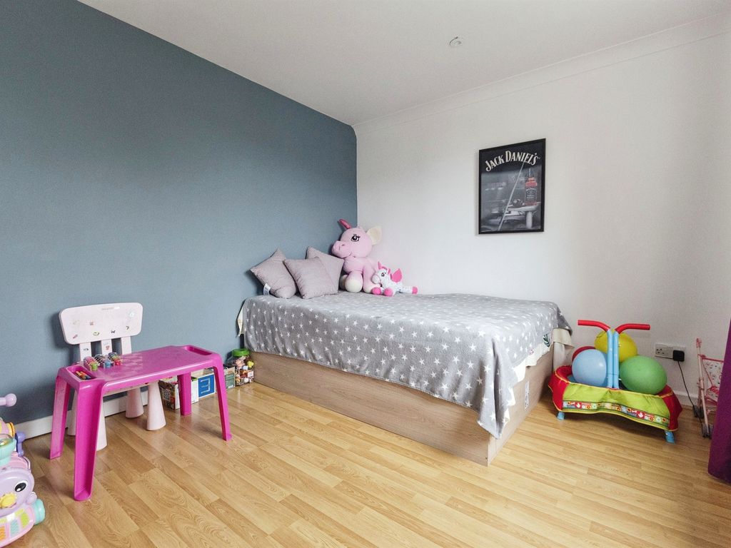 4 bed end terrace house for sale in Barnwell, Stevenage SG2, £410,000