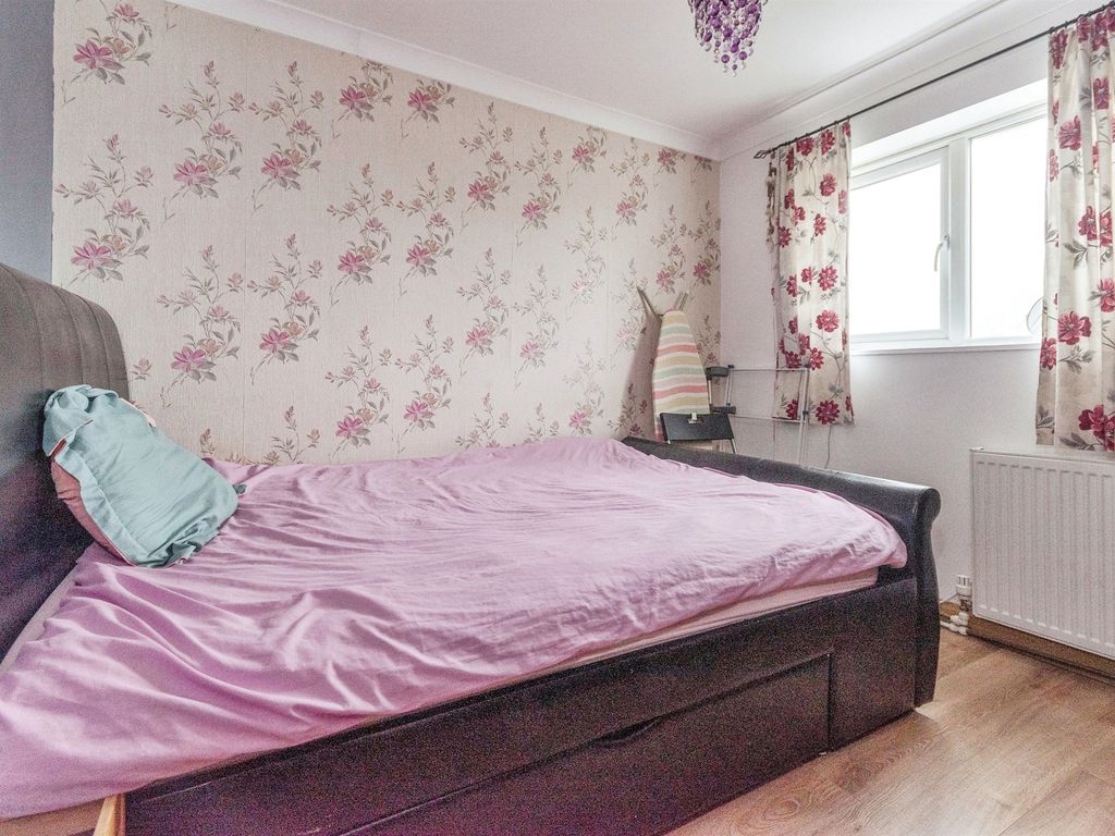 4 bed end terrace house for sale in Barnwell, Stevenage SG2, £410,000