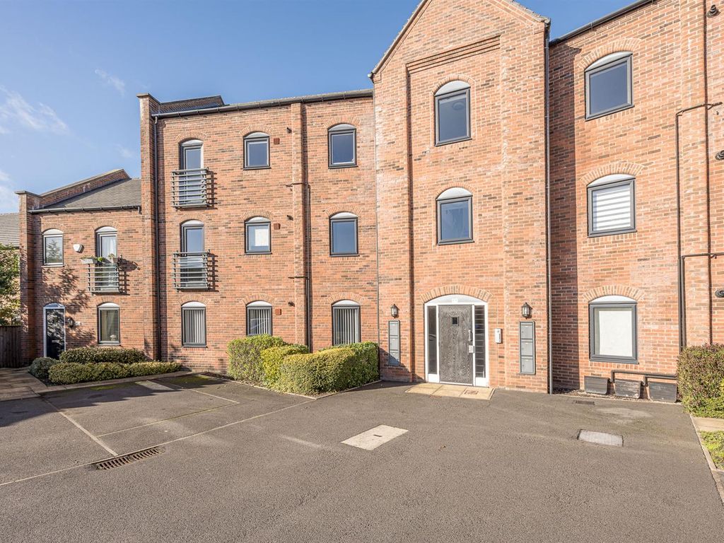 2 bed flat for sale in Argyle Close, Wordsley DY8, £175,000