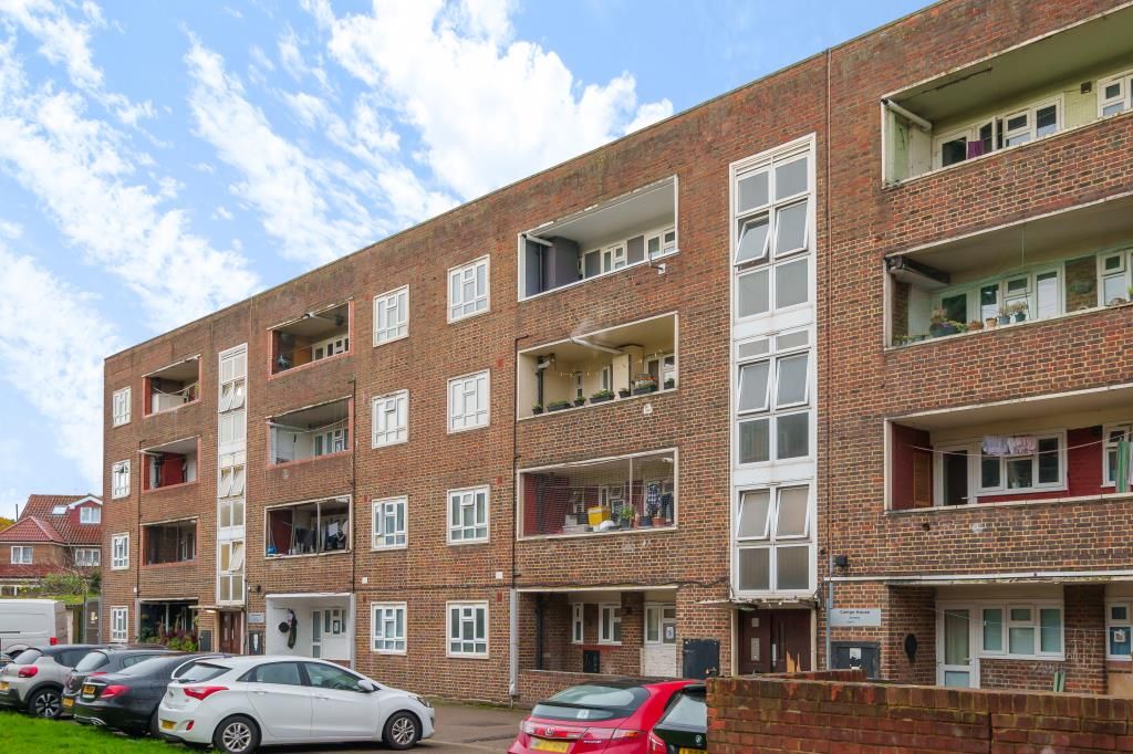3 bed flat for sale in Colney Hatch, Muswell Hill N10, £400,000