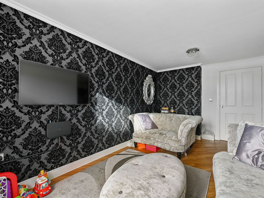 2 bed flat for sale in Bramley Crescent, Ilford IG2, £325,000