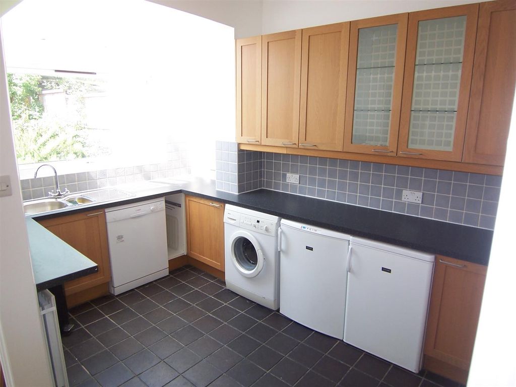 3 bed property to rent in Porden Road, London SW2, £2,700 pcm