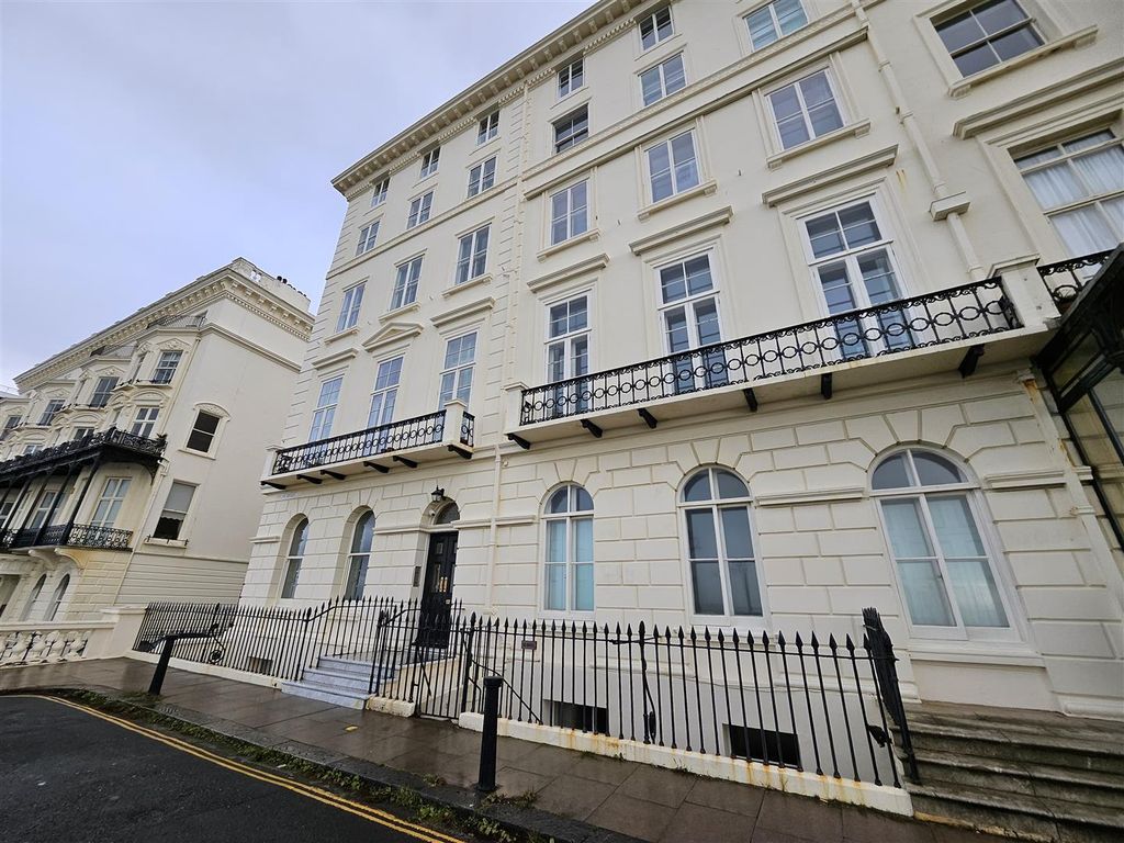 3 bed flat to rent in Adelaide Crescent, Hove BN3, £2,250 pcm
