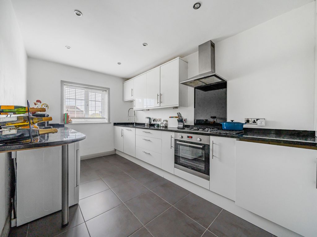 2 bed maisonette for sale in Little Green Lane, Farnham, Surrey GU9, £350,000