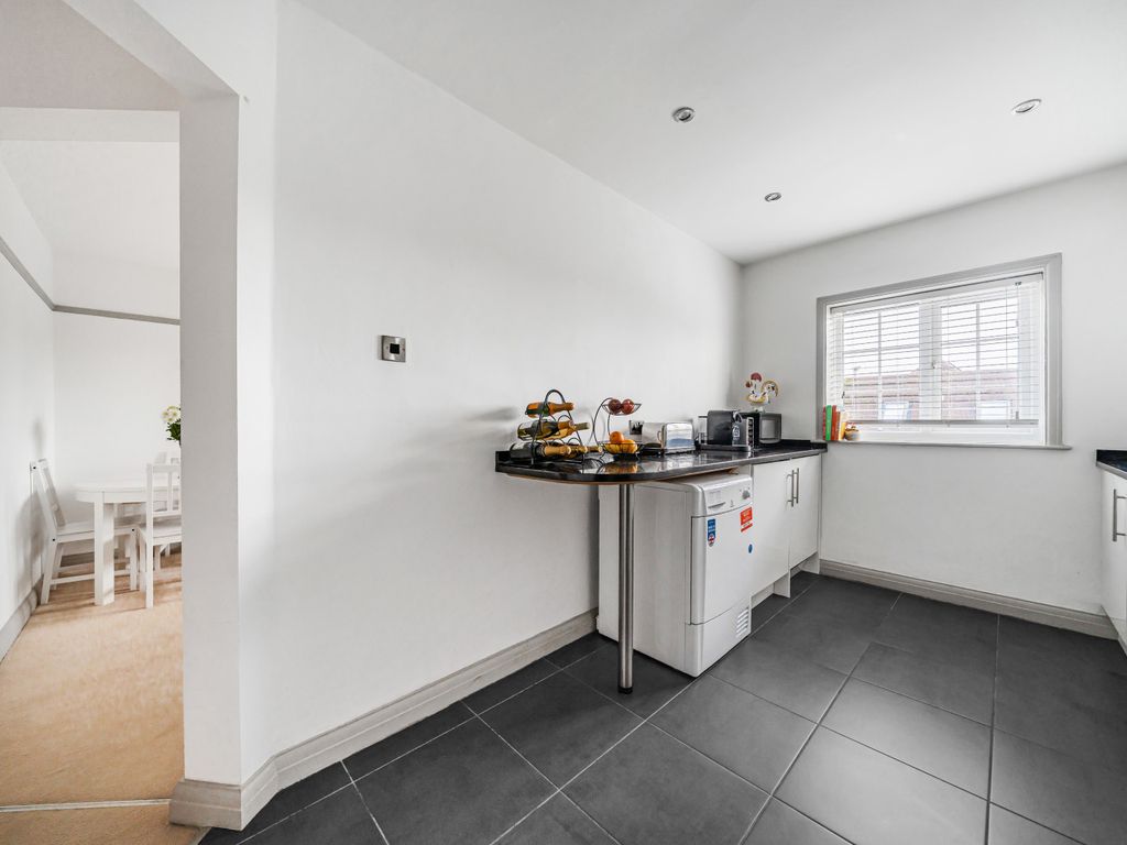 2 bed maisonette for sale in Little Green Lane, Farnham, Surrey GU9, £350,000