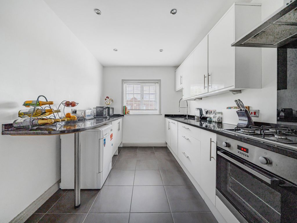 2 bed maisonette for sale in Little Green Lane, Farnham, Surrey GU9, £350,000