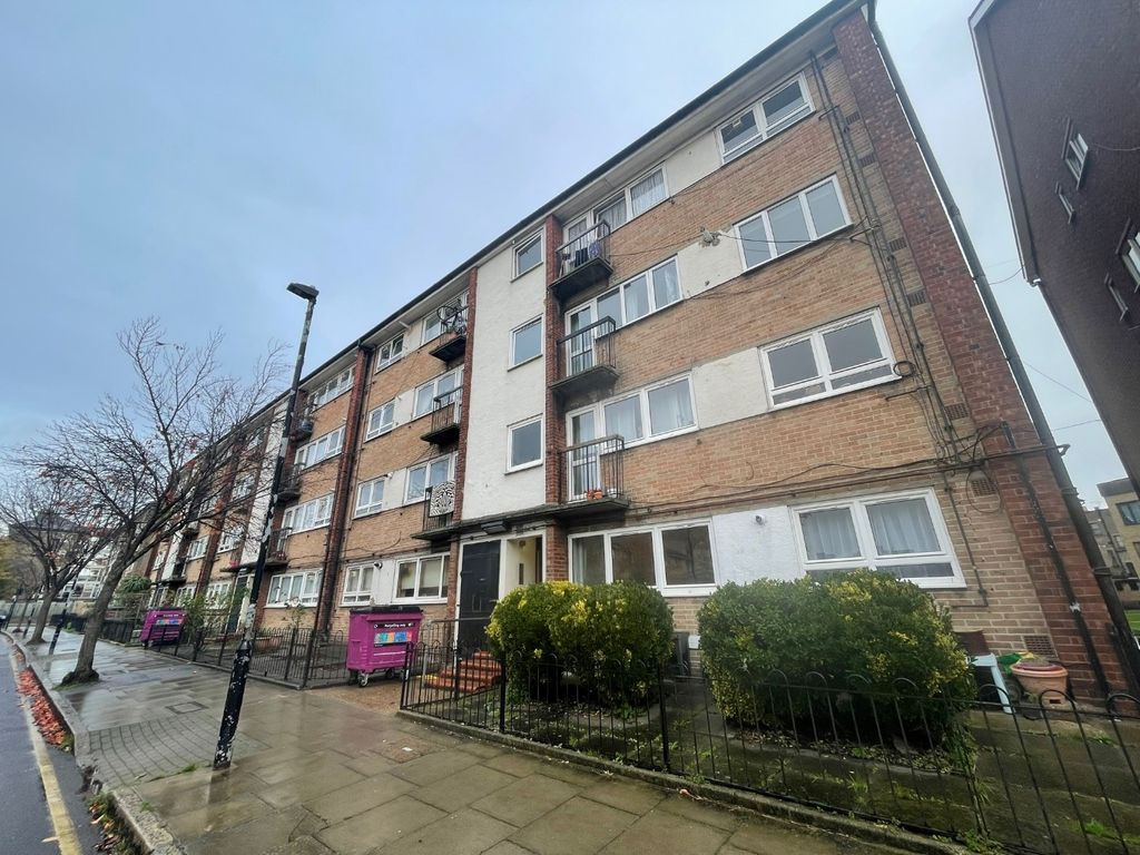 2 bed flat to rent in Russia Lane, Bethnal Green E2, £2,000 pcm