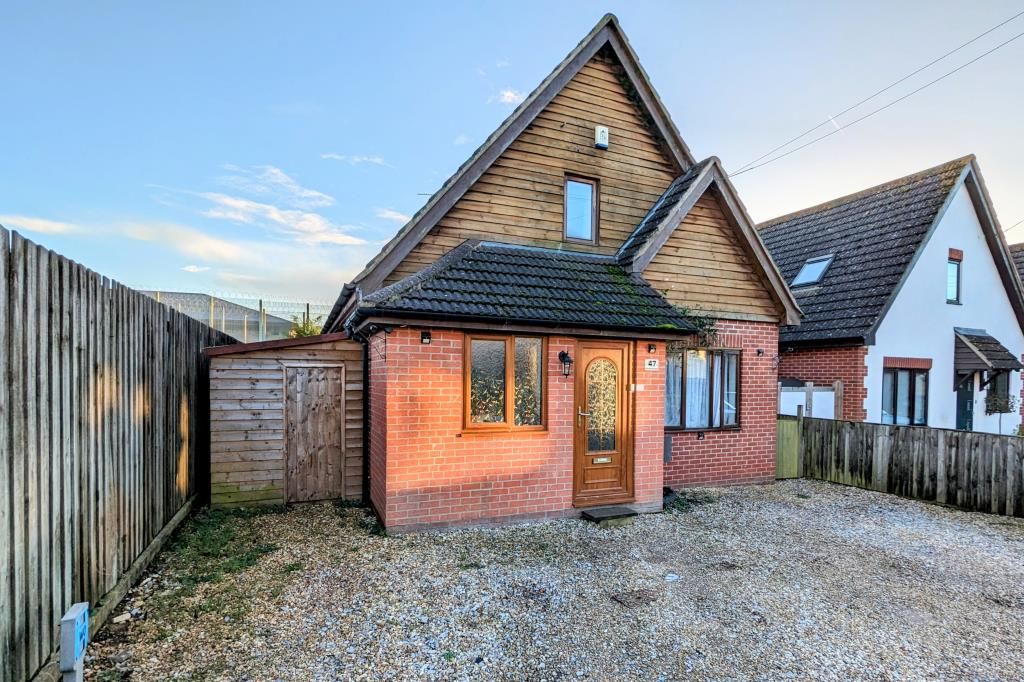3 bed detached house for sale in Bradley Road, Nuffield RG9, £400,000