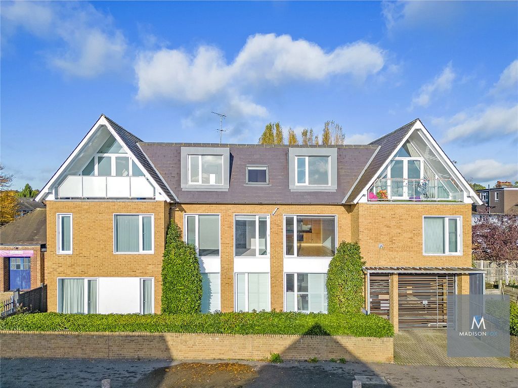 2 bed flat for sale in Valley Hill, Loughton, Essex IG10, £350,000