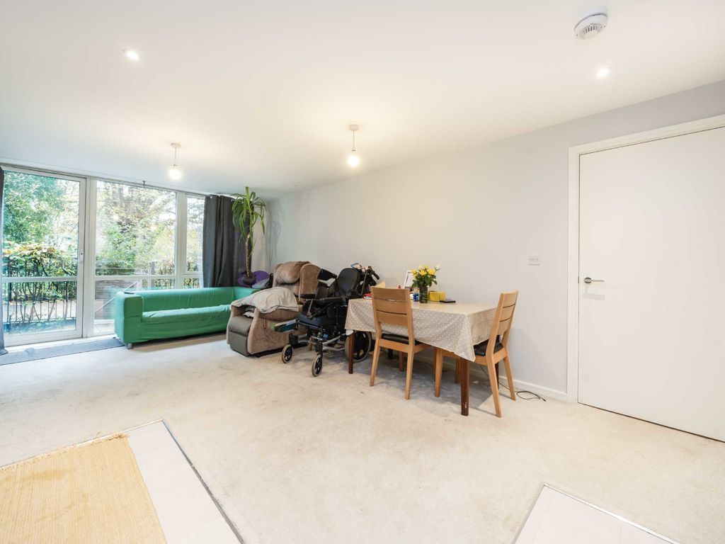 2 bed flat for sale in All Saints Road, London W3, £450,000