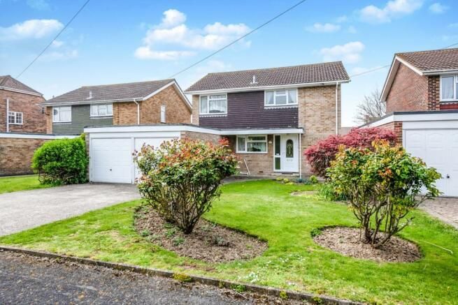 4 bed detached house for sale in Lexden Gardens, Hayling Island PO11, £545,000