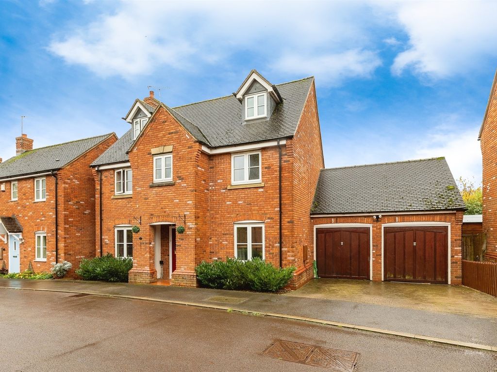 5 bed detached house for sale in Slade Leas, Middleton Cheney, Banbury OX17, £530,000