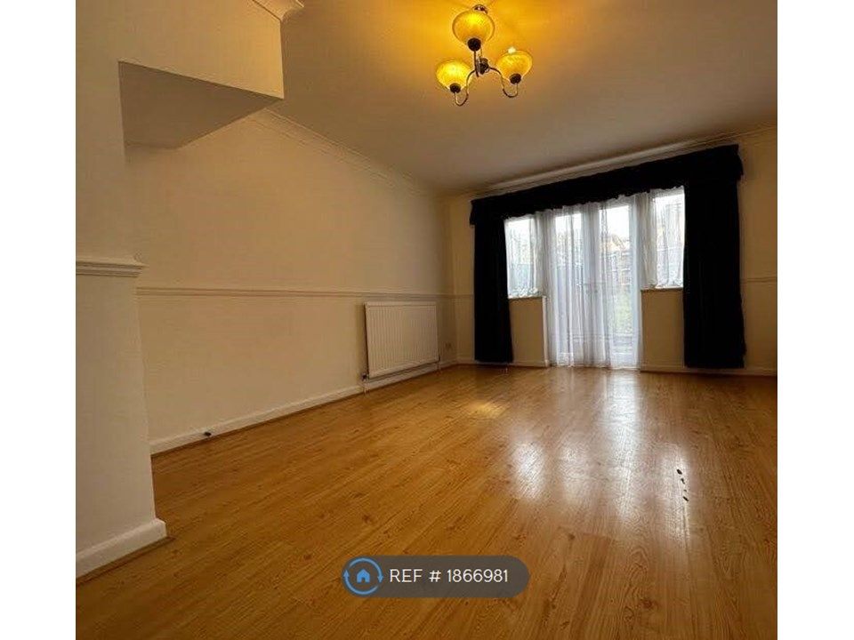 2 bed end terrace house to rent in Swynford Gardens, London NW4, £2,300 pcm