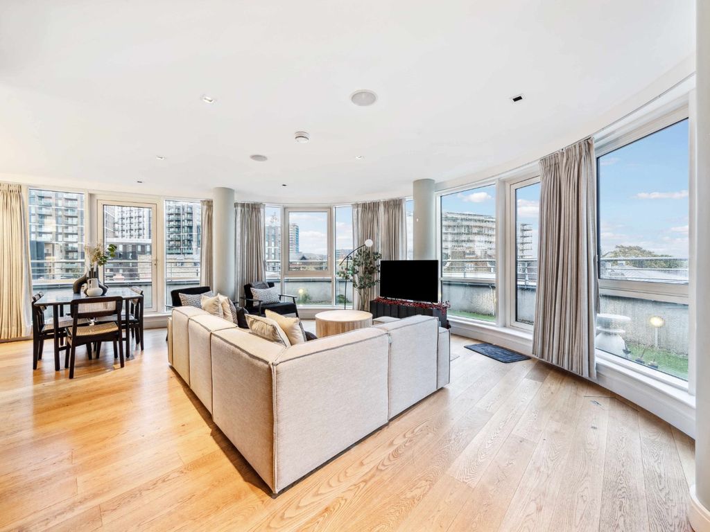 3 bed flat to rent in Kew Bridge Road, Brentford TW8, £7,000 pcm