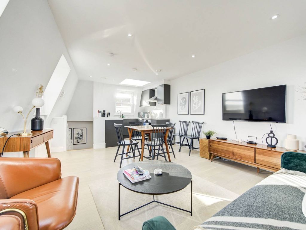 2 bed flat for sale in Greyhound Road, Barons Court, London W6, £580,000
