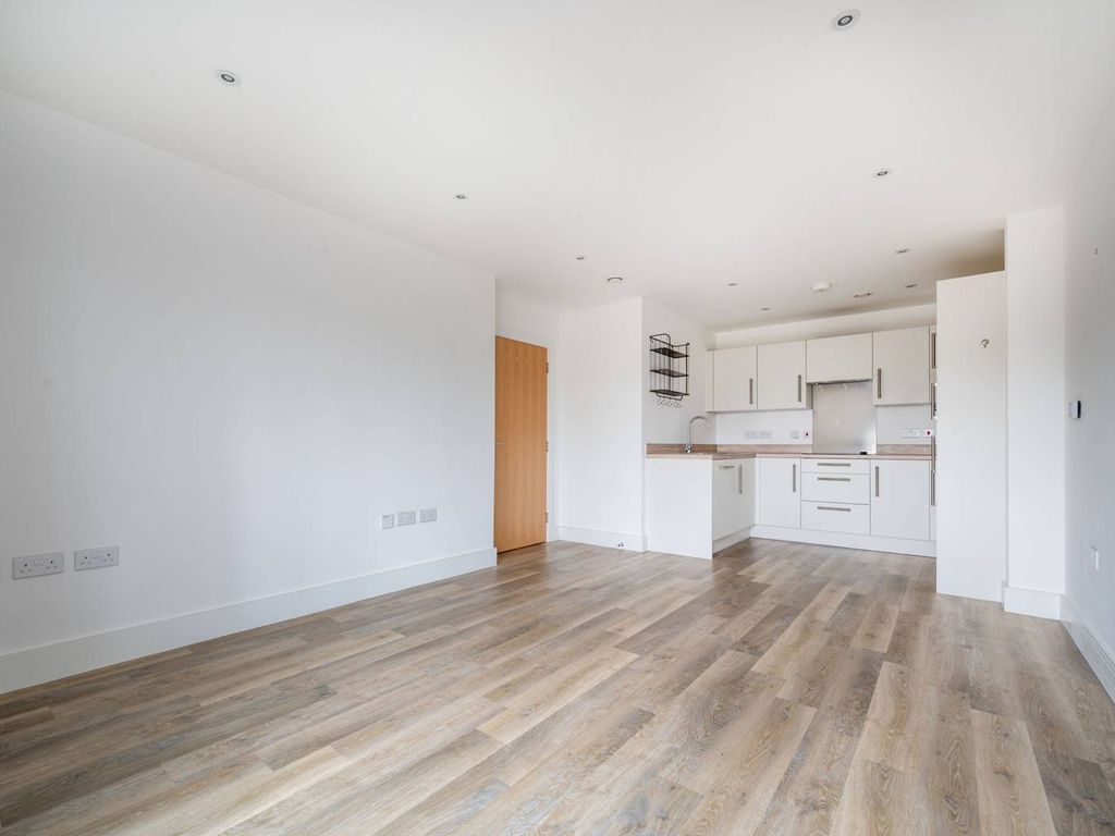 2 bed flat for sale in Station View, Guildford GU1, £420,000