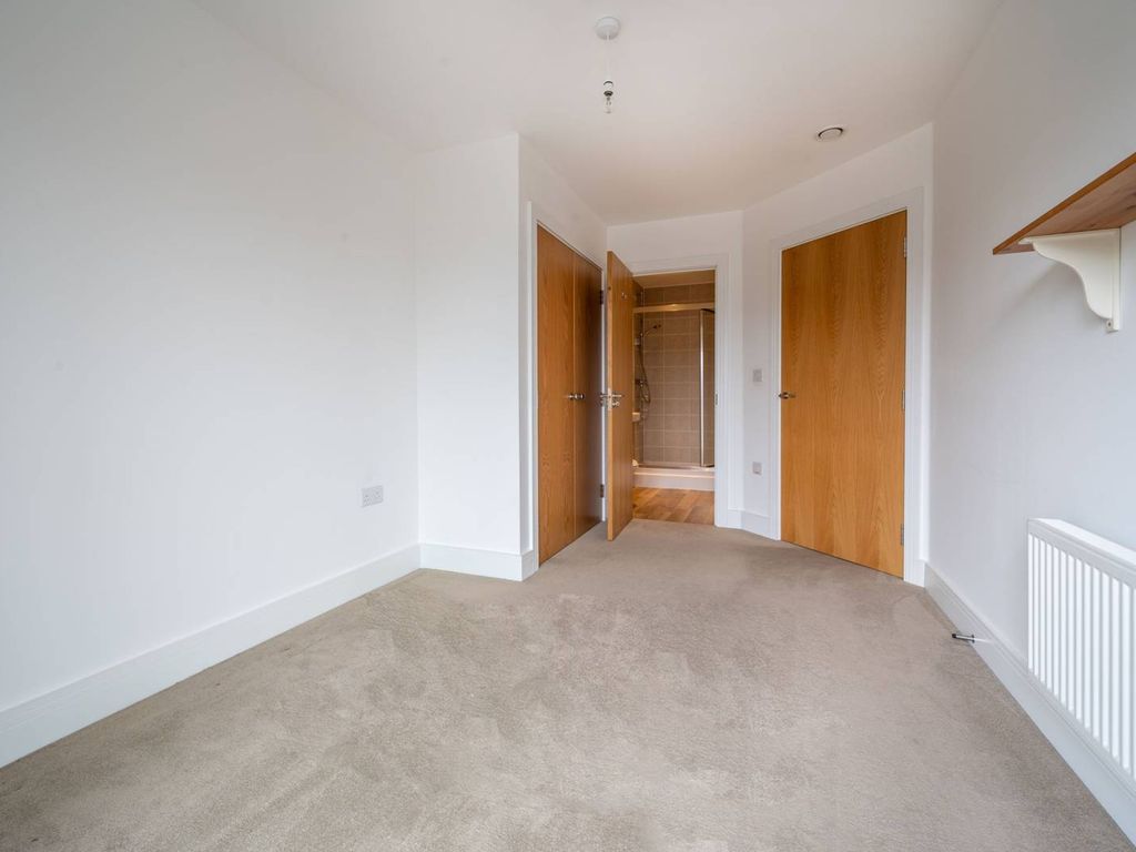 2 bed flat for sale in Station View, Guildford GU1, £420,000