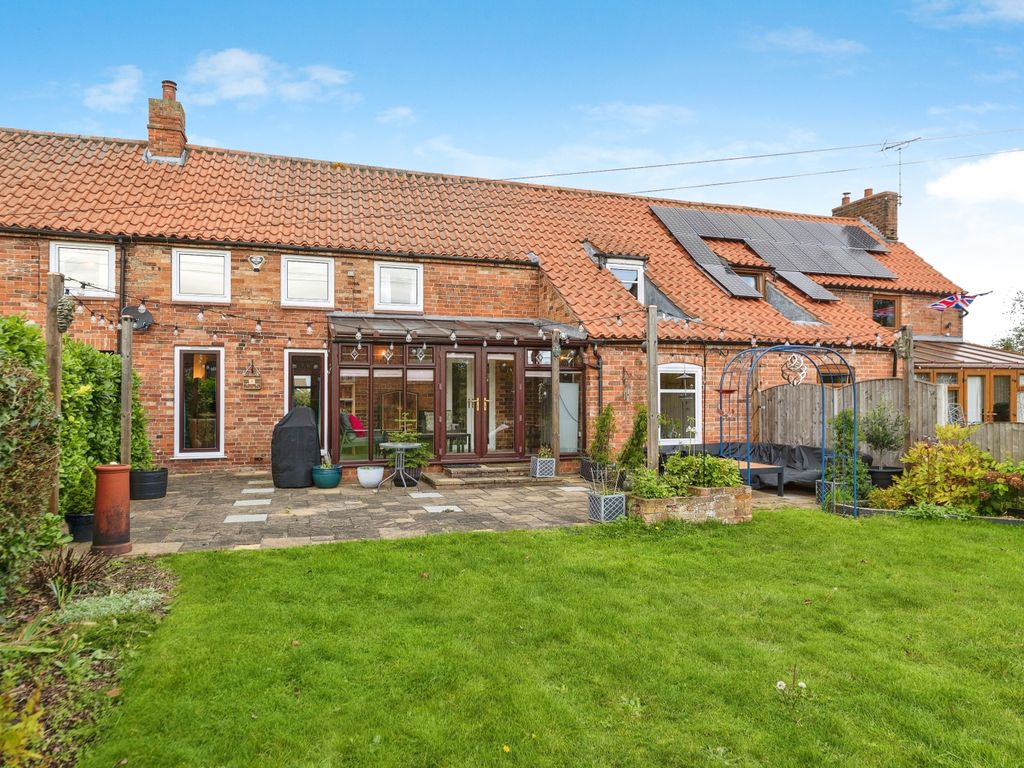 4 bed barn conversion for sale in Sycamore Close, Hawton, Newark NG24, £450,000