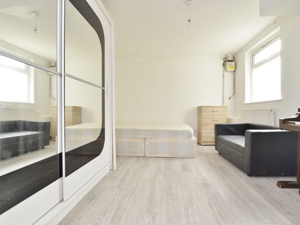 1 bed flat for sale in Portway, London E15, £220,000