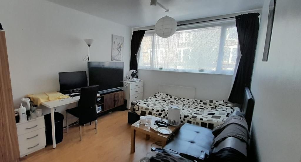 Room to rent in Keats House, Roman Road, London E2, £1,105 pcm
