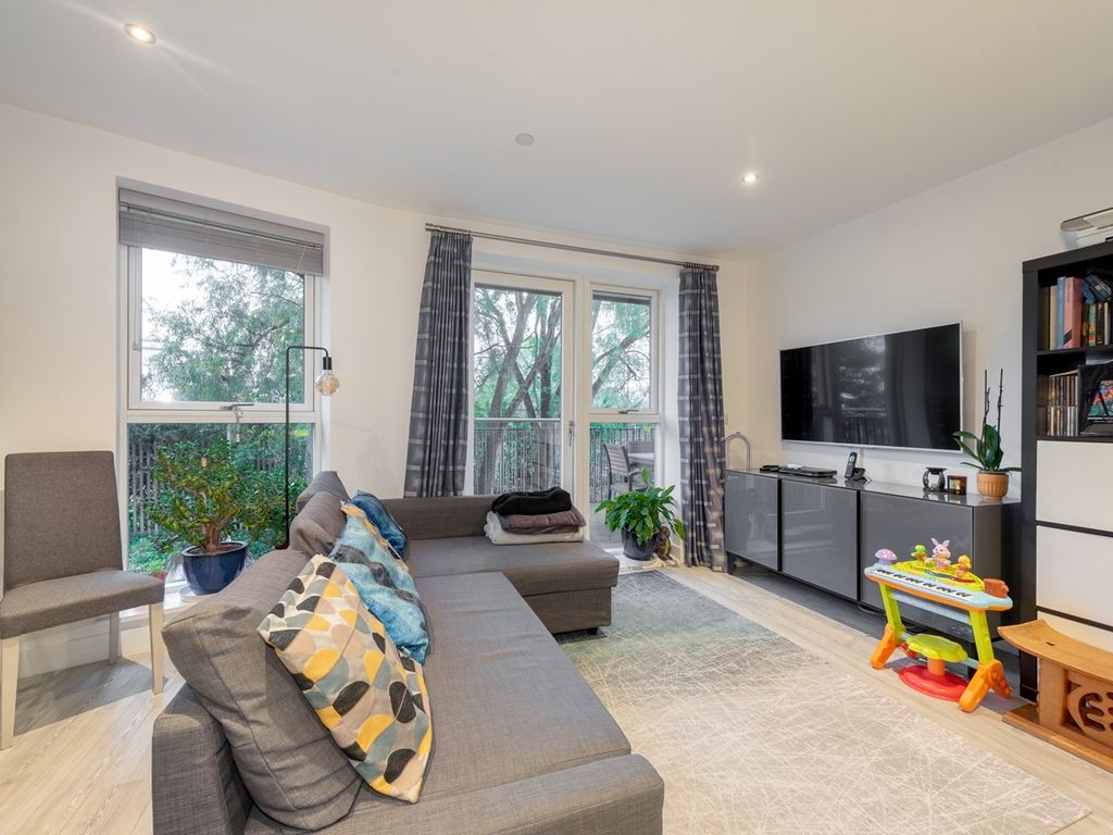 2 bed flat for sale in Trinity Way, Acton, London W3, £475,000