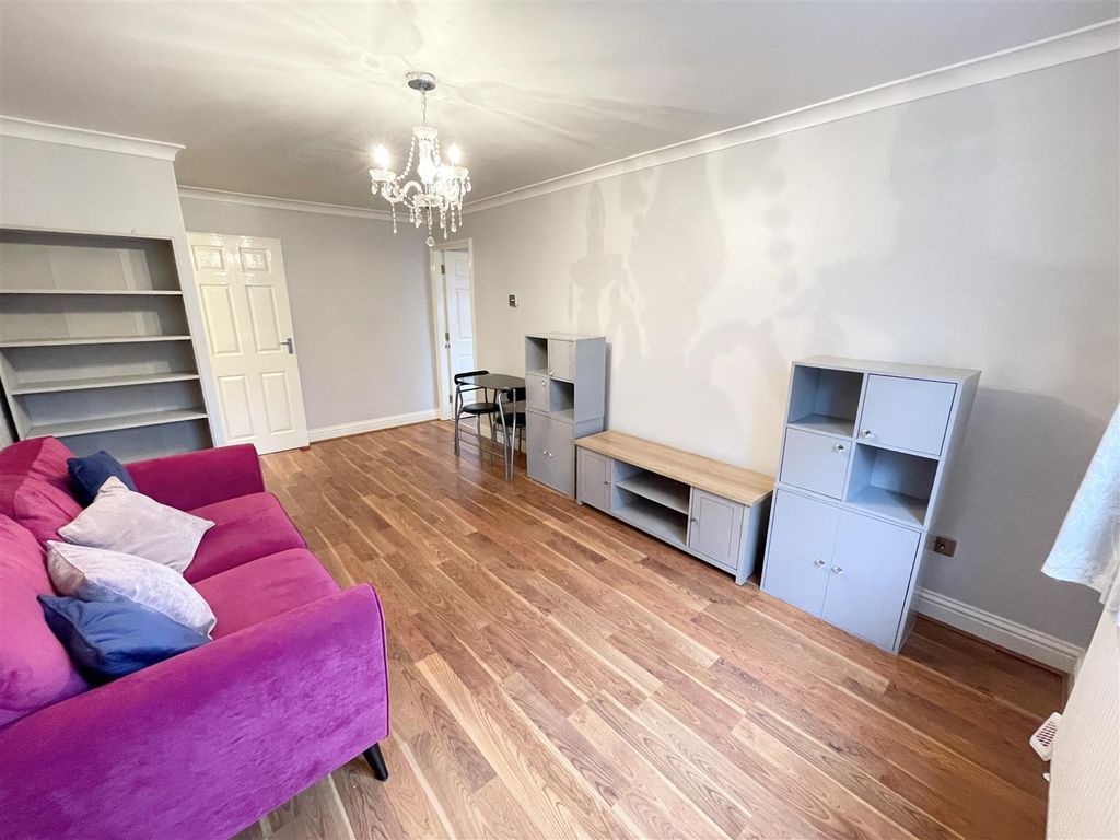 1 bed flat to rent in Stanley Road, Carshalton SM5, £1,350 pcm