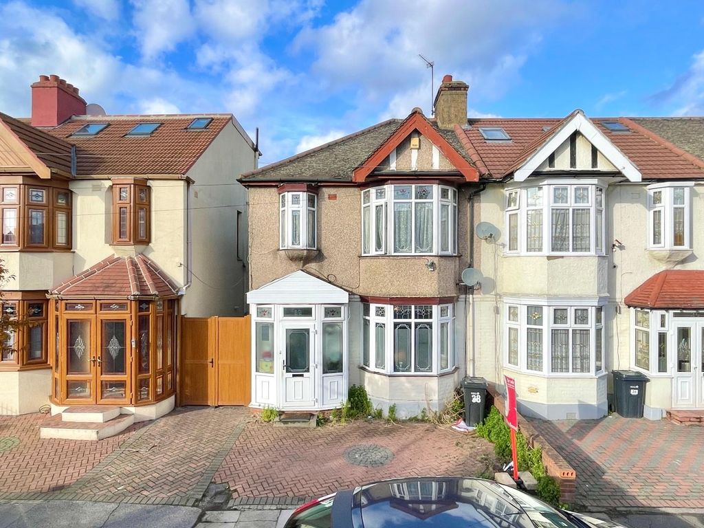 3 bed end terrace house for sale in Fairfield Road, Ilford IG1, £525,000