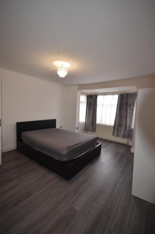 Room to rent in Maybank Avenue, Wembley HA0, £800 pcm