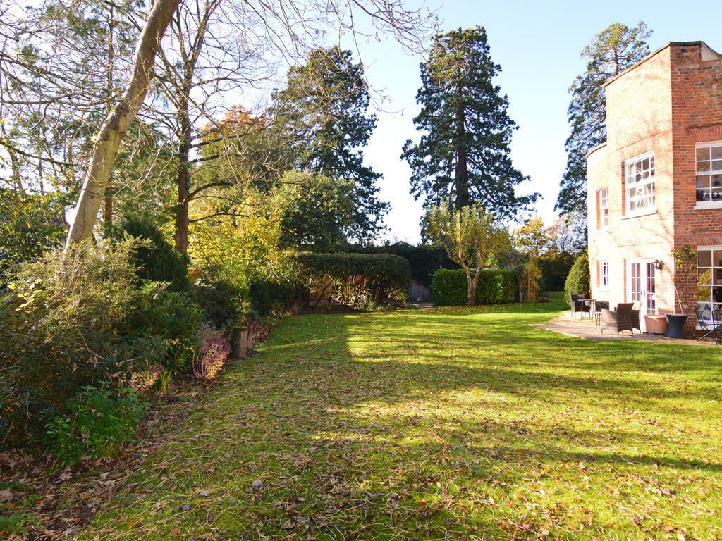 1 bed flat for sale in Frog Hall Drive, Wokingham RG40, £250,000