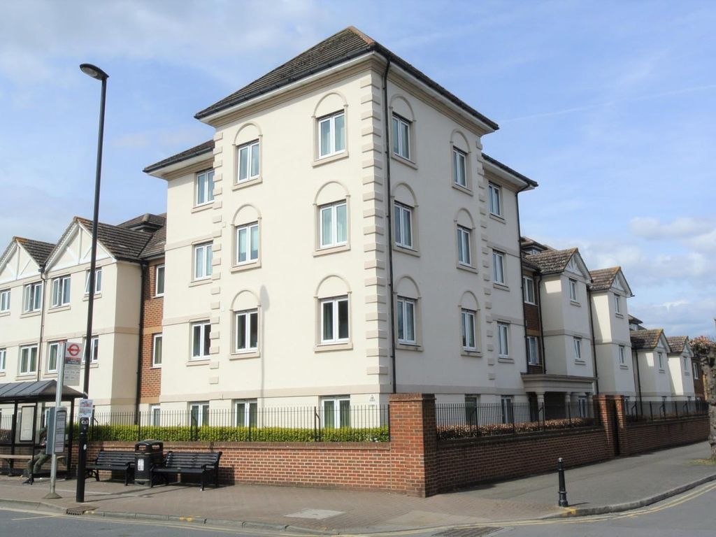2 bed property for sale in Parkland Grove, Ashford TW15, £300,000