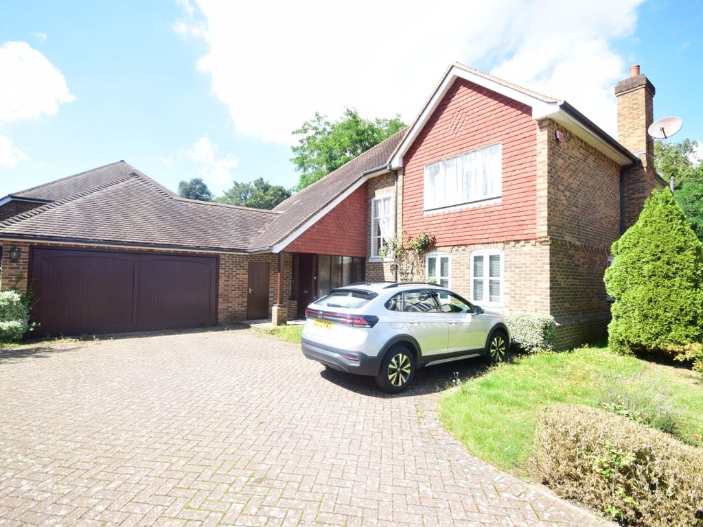 4 bed detached house to rent in St. Georges Place, Sandwich CT13, £2,200 pcm