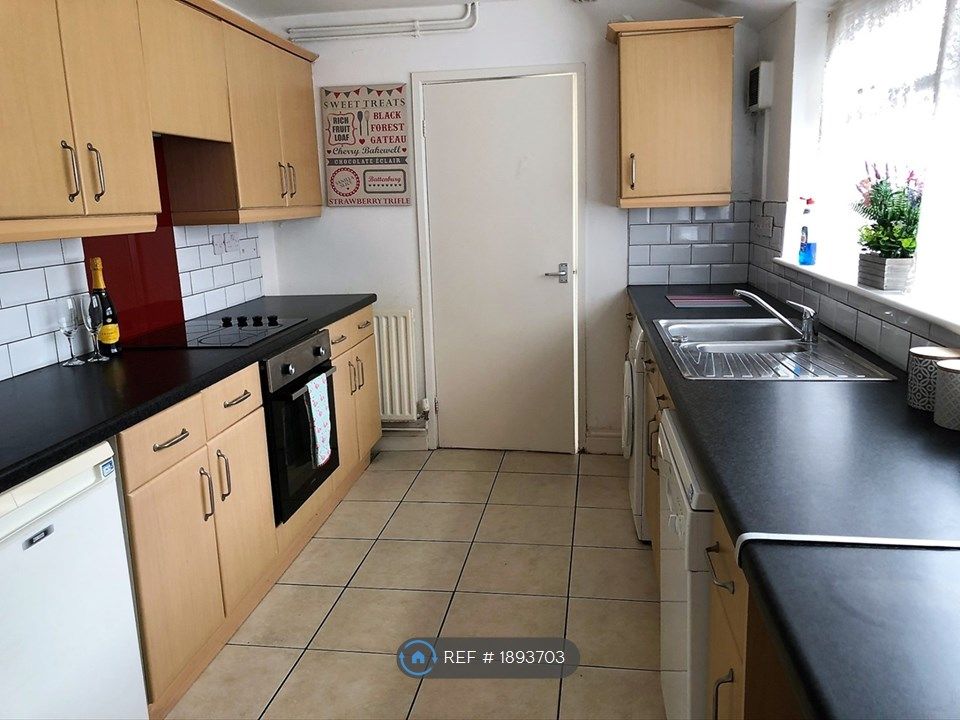 6 bed terraced house to rent in Osmaston Street, Nottingham NG7, £646 pcm