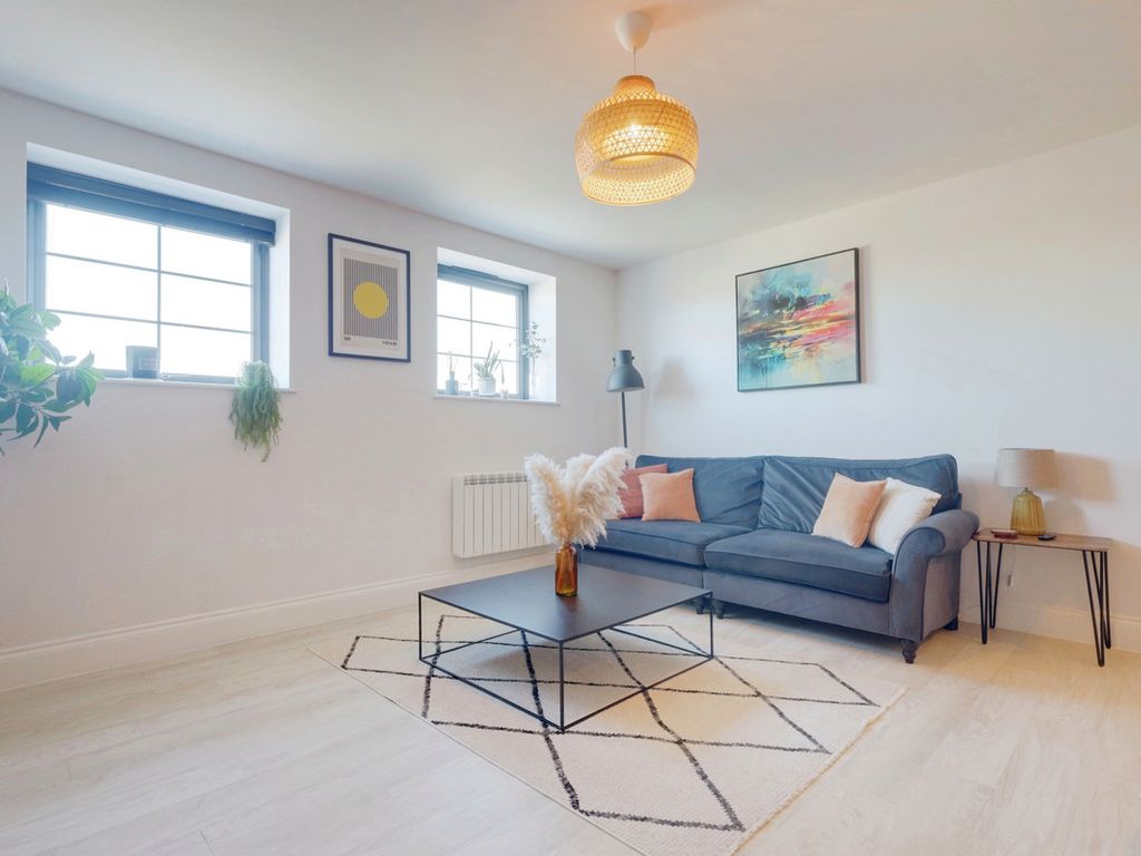 2 bed flat for sale in Station Road, Leigh-On-Sea SS9, £350,000