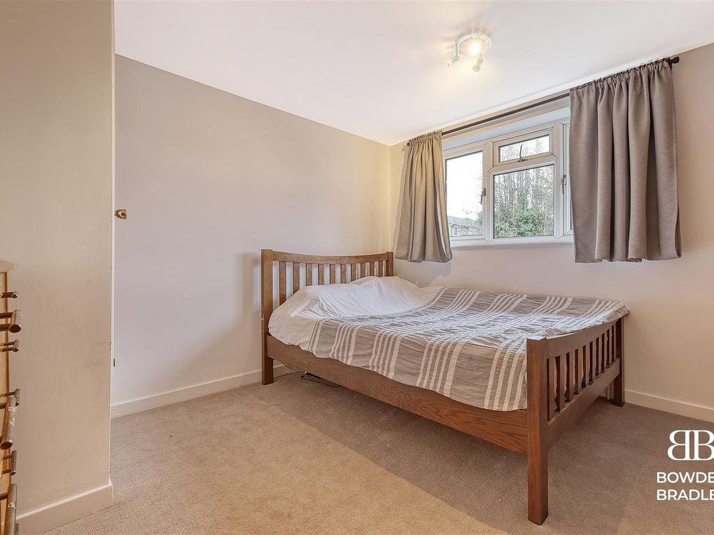 4 bed terraced house for sale in Hannards Way, Ilford IG6, £450,000
