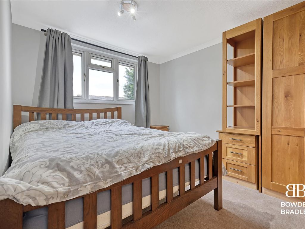4 bed terraced house for sale in Hannards Way, Ilford IG6, £450,000