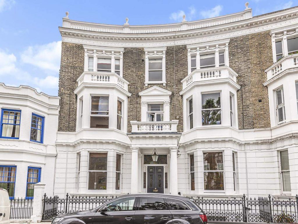 1 bed flat for sale in Challoner Crescent, London W14, £395,000