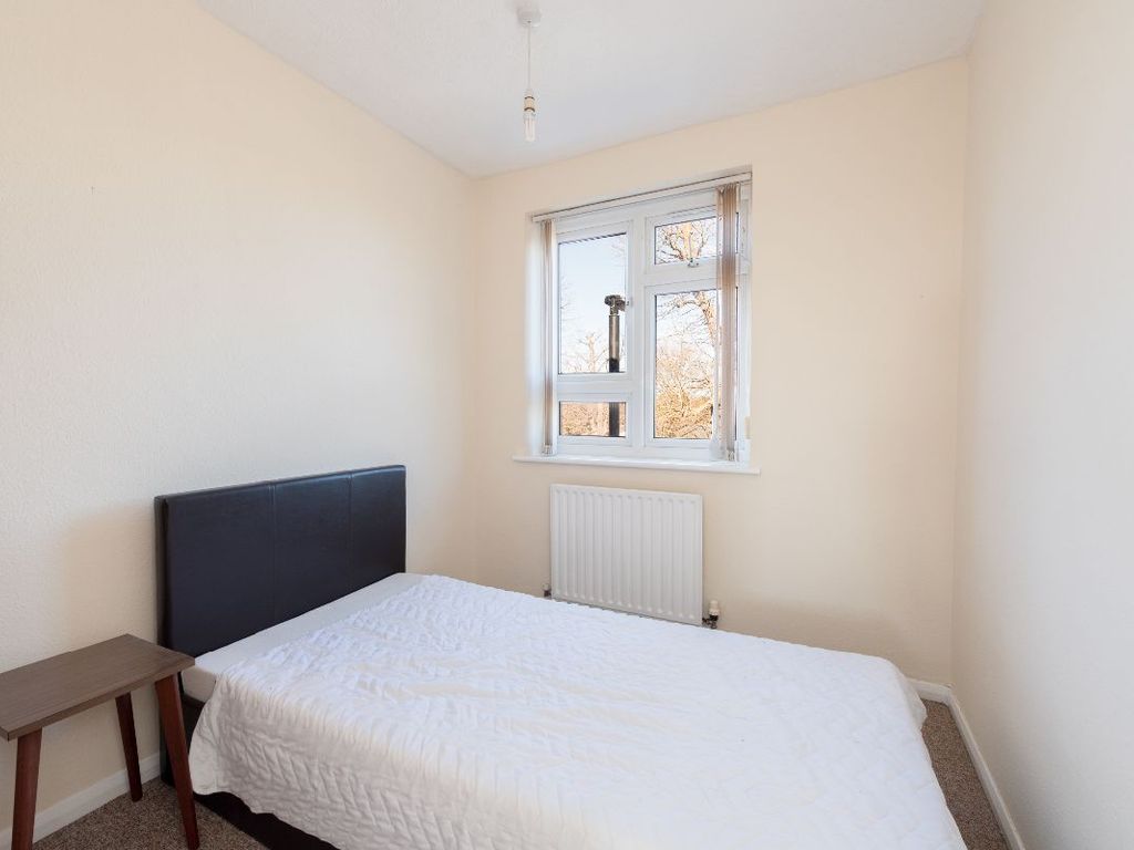 3 bed flat for sale in Bramley Road, London N14, £370,000