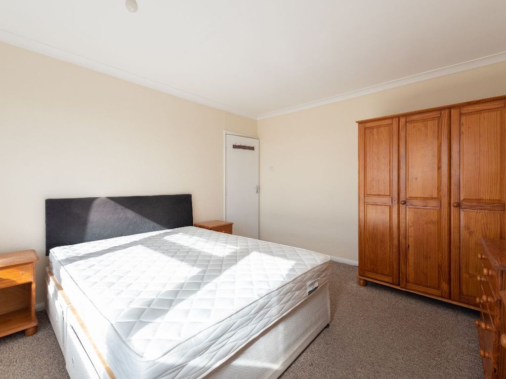 3 bed flat for sale in Bramley Road, London N14, £370,000