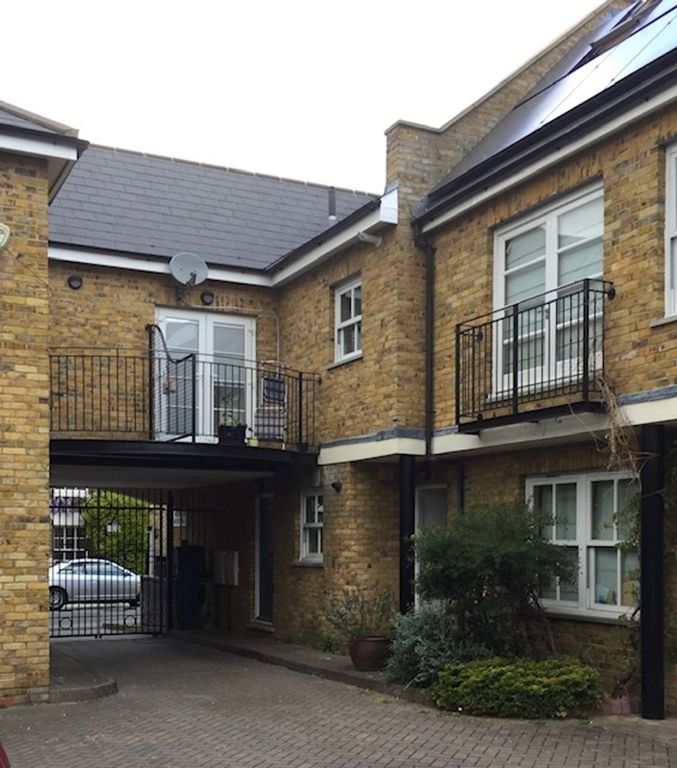 2 bed flat to rent in Short Road, London W4, £2,100 pcm