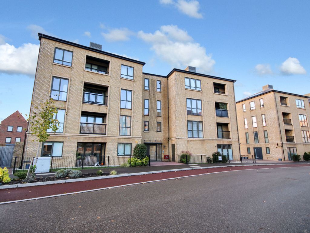 2 bed flat to rent in Lawrence Weaver Road, Cambridge CB3, £1,700 pcm