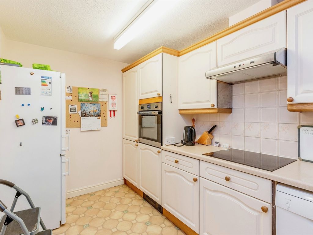 2 bed flat for sale in The Fosseway, Clifton, Bristol BS8, £250,000