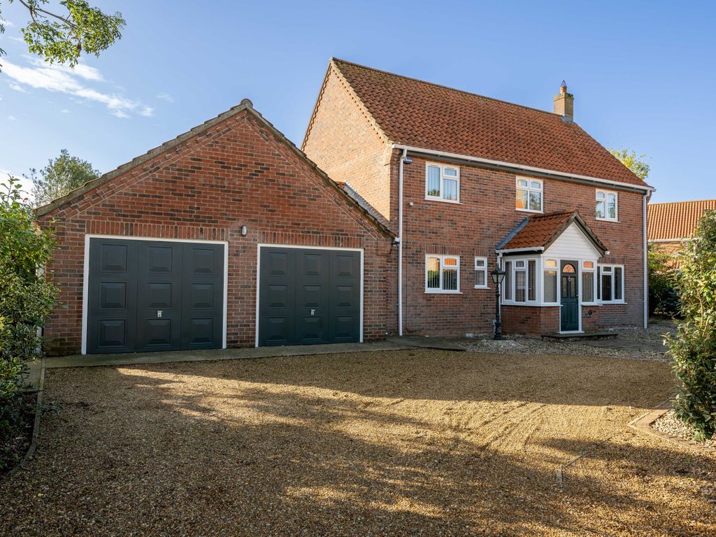 4 bed detached house for sale in The Woodlands, Dereham NR19, £475,000