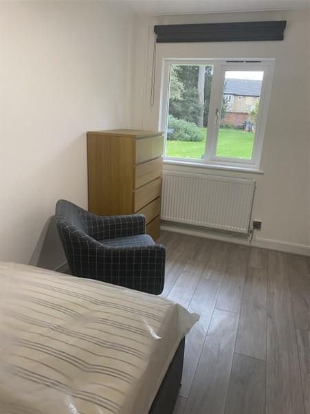 Studio to rent in Creswick Road, London W3, £1,200 pcm